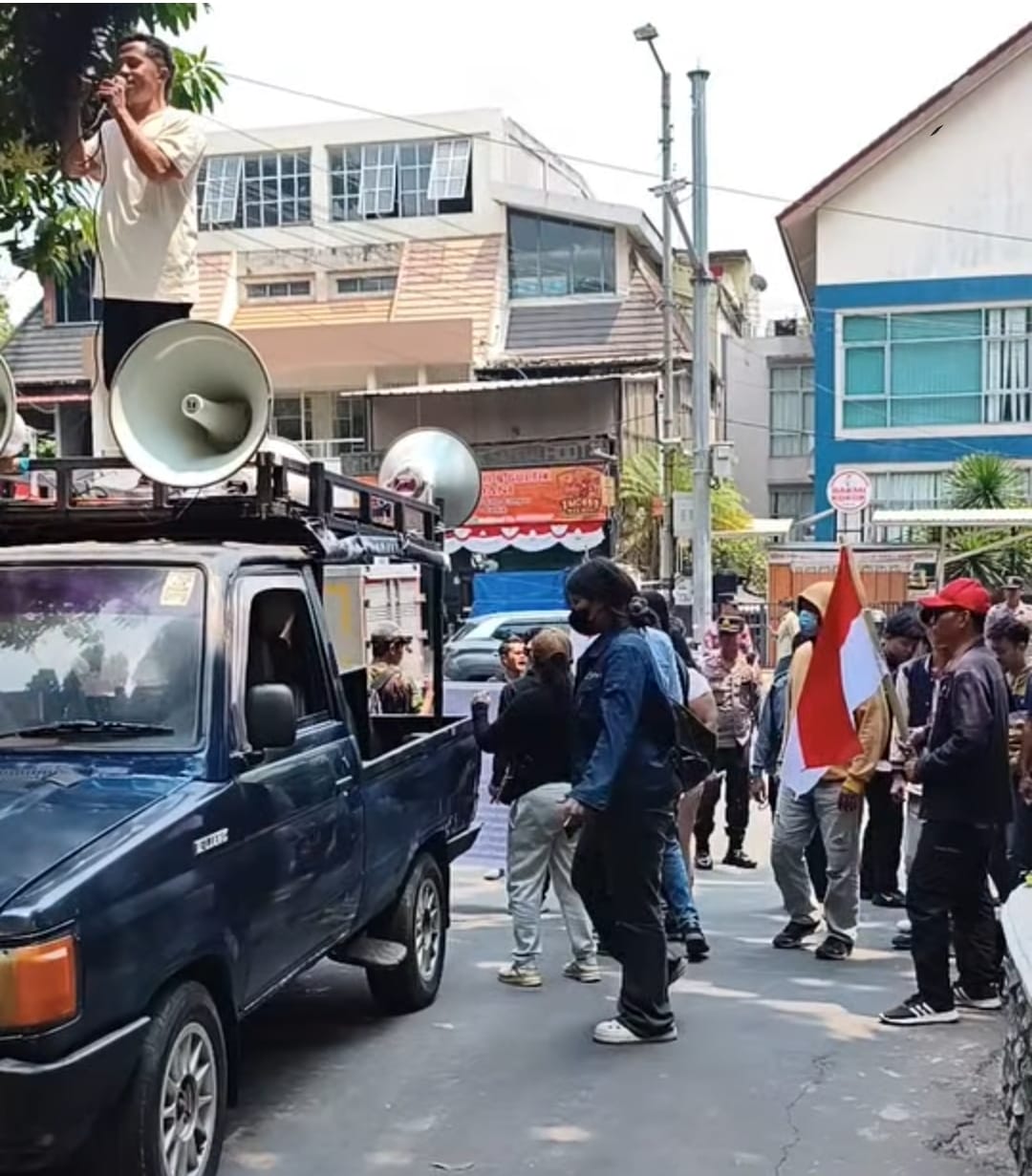 LSM Semut Merah Jambi Demonstrasi di Depan Kejagung RI, Soroti Peredaran Rokok Ilegal dan Dugaan Keterlibatan Oknum Aparat 1 IMG 20260826 WA0007
