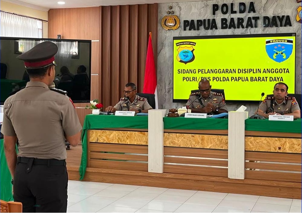 Tegakkan Disiplin Tanpa Kompromi, Kapolda Papua Barat Daya Sidang Tiga Personel yang Melanggar Aturan 1 Screenshot 20260802 223533