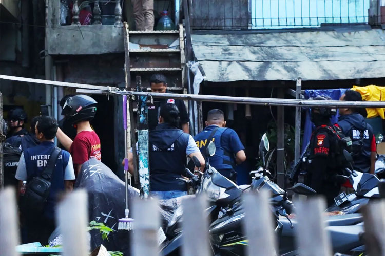 BNN RI Gelar Penggerebekan di Kampung Bahari, Terjadi Perlawanan Hingga Dilepaskan Gas Air Mata 1 Tim Gabungan BNN Polri melakukan penggerebekan sarang narkoba