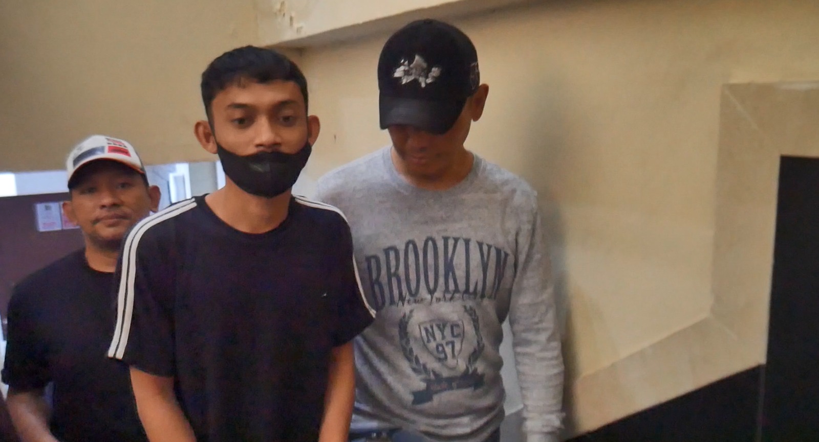Polsek Cengkareng Sita 2.164 Butir Obat Keras Berkedok Warkop, Satu Orang Diamankan 2 66f2f8ae 7fd8 4b81 baee ce0965c623cb