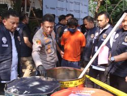Polres Jakbara Bongkar Pabrik Oli Palsu Skala Ton-Tonan di Cengkareng, Omset Rp864 juta