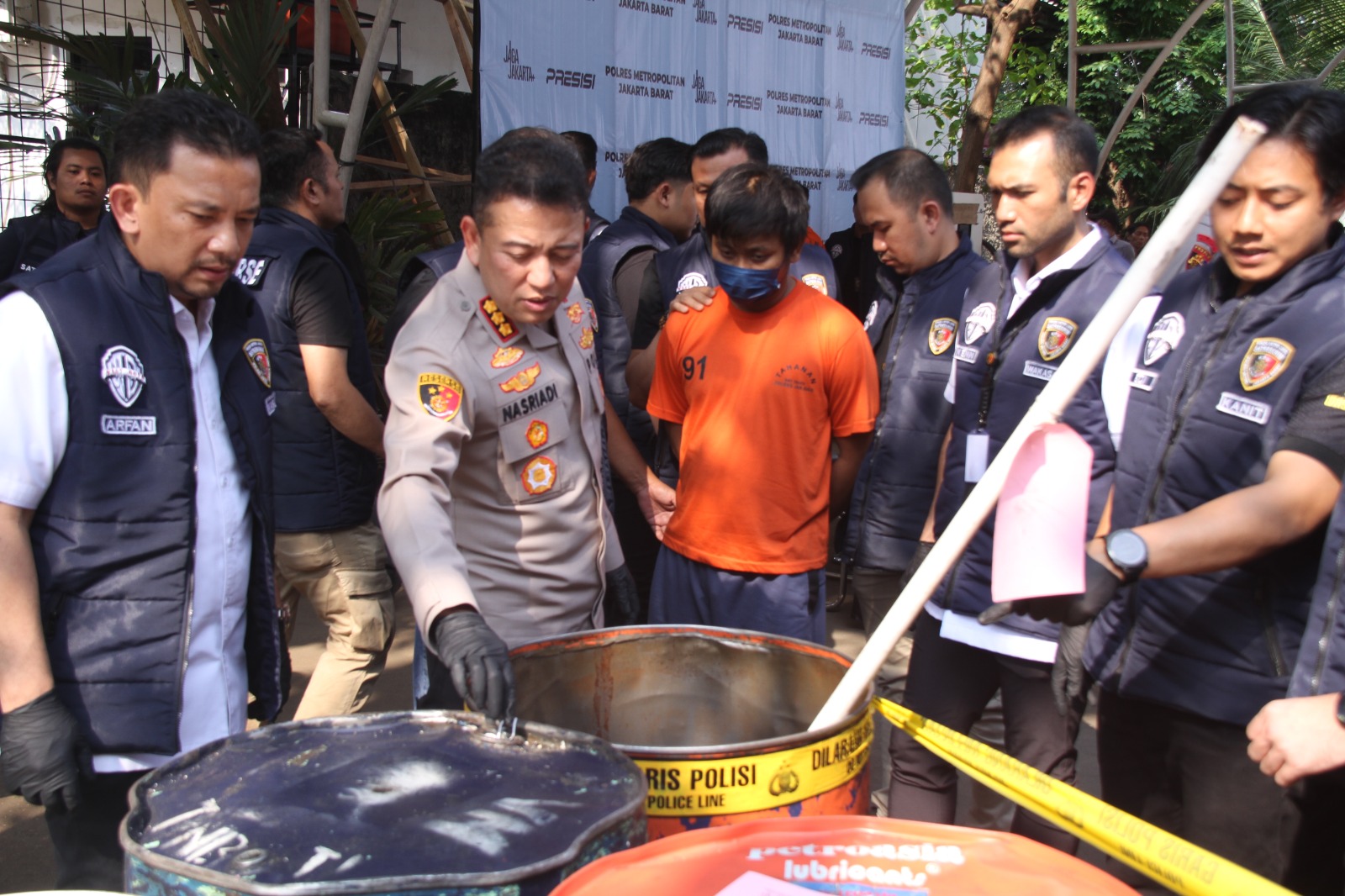 Polres Jakbara Bongkar Pabrik Oli Palsu Skala Ton-Tonan di Cengkareng, Omset Rp864 juta 1 IMG 20260901 WA0006