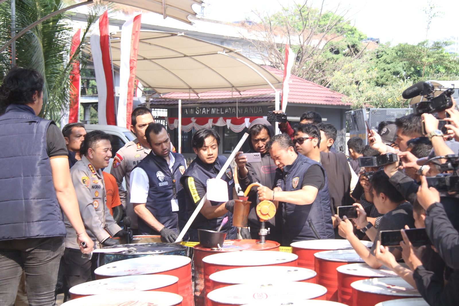 Polres Jakbara Bongkar Pabrik Oli Palsu Skala Ton-Tonan di Cengkareng, Omset Rp864 juta 2 IMG 20260901 WA0007