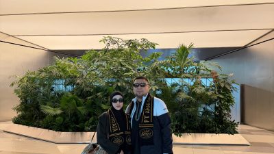 Menapaki Jejak Spiritual di Tanah Suci, Hj. Debby dan Suami Jalani Umrah Bersama AHW Travel