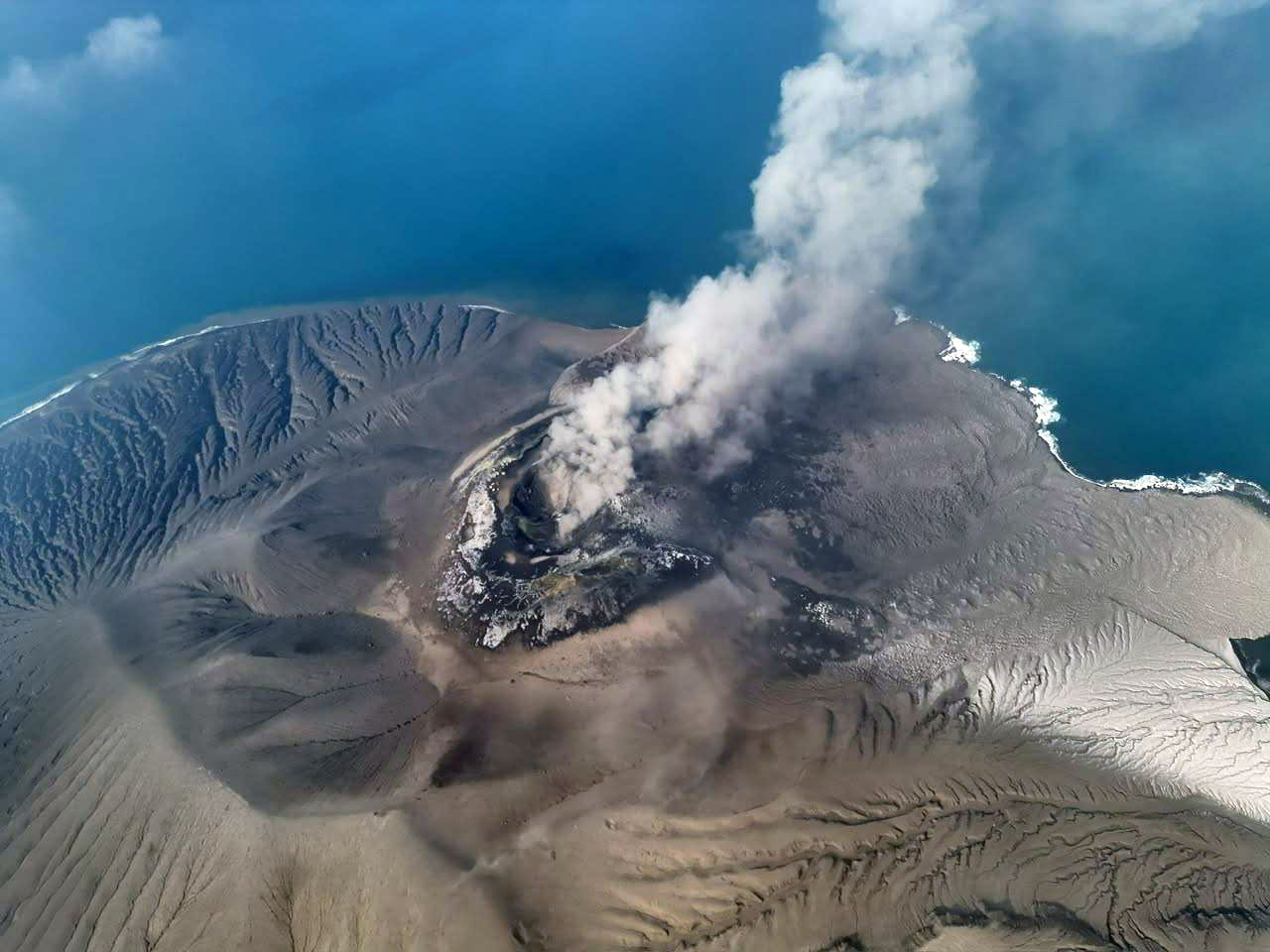 Erupsi Gunung Anak Krakatau: Abu Vulkanik Masih Menyebar, Kebijakan PJJ Diperpanjang & Berbagai Langkah Tanggap Darurat Diterapkan 1 arsip berita aktivitas anak krakatau terus dipantau pvmbg pastikan status siaga tetap berlaku usai erupsi menerus 25 jam wkequzi
