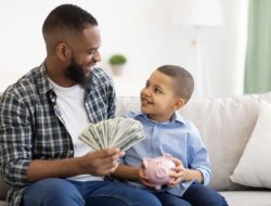 Bukan Cuma Menabung, Ini Cara Mengenalkan “Uang” pada Anak Tanpa Bikin Matre