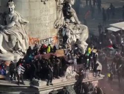 Demo Besar Lumpuhkan Prancis, Ratusan Ribu Warga Protes Biaya Hidup dan Reformasi Pendidikan